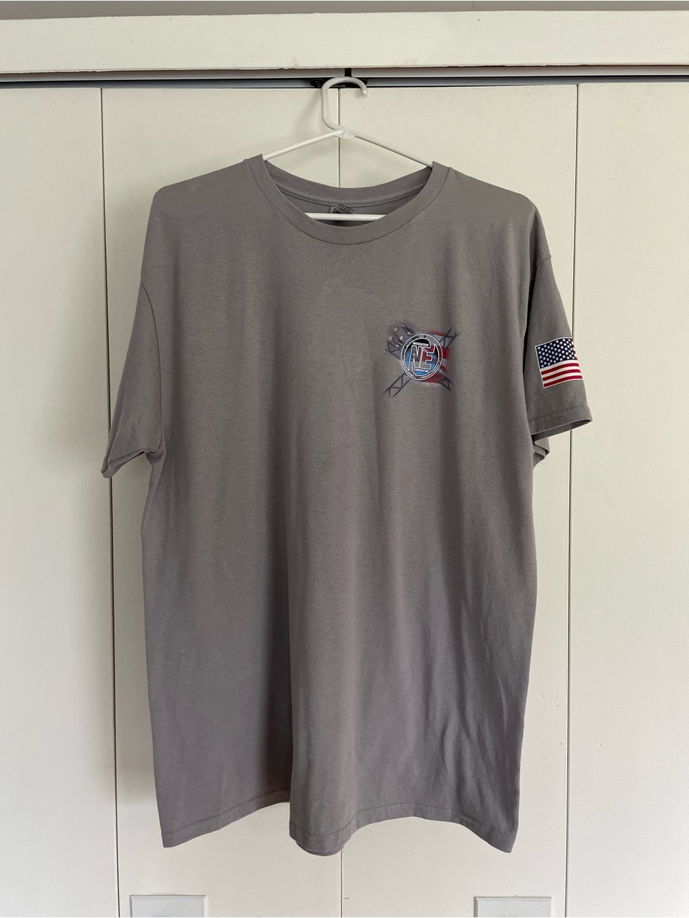 Men’s Large Graphic Gray Short Sleeve Crewneck T-Shirt with Sleeve Flag